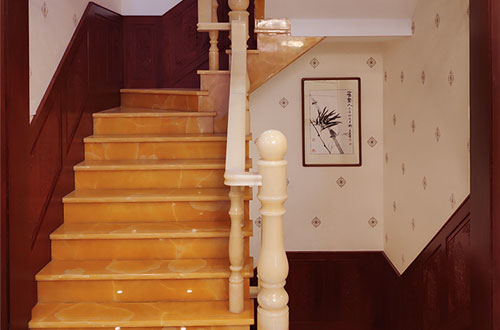 曲阜中式别墅室内汉白玉石楼梯的定制安装装饰效果